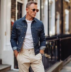 Daniel Craig Fashion, Daniel Craig Outfit, James Bond Outfits, Daniel Craig Style, Bond Outfits, Modest Street Fashion, Men's Capsule Wardrobe, James Bond Style, James Bond 007