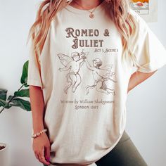 Get ready to be OBSESSED with your new Shakespeare shirt. It's the cutest and most trendy way to combine all those important trendy cottagecore and fairycore shirt with literature vibes! This is the perfect Shakepeare T shirt!  * Q U I C K * F A C T S * ✺  All shirts are UNISEX ✺  100%  ringspun cotton (fiber content may vary for different colors) ✺  Soft-washed, garment-dyed fabric brings extra coziness ✺  Wash and dry normally (on cool for best results) ✺  Sewn-in twill label * S I Z I N G * ✺ For an oversized fit, select two or three sizes up from your normal size ✺ Model is wearing size L  ✺ Sizing runs true to size ✺ Relaxed fit ✺ Most women find their typical size works best, since they are meant to fit a touch loose ✺ See Size guide and fit in images          * S H I P P I N G * T I Bookish Relaxed Fit Graphic Print Top, Bookish Graphic Print Crew Neck Top, Bookish Crew Neck Shirt With Text Print, Bookish Crew Neck Shirt With Graphic Print, Bookish Short Sleeve Screen Print Tops, Relaxed Fit Graphic Print Shirt In Bookish Style, Relaxed Fit Graphic Print Shirt With Bookish Style, Crew Neck Shirt With Text Print, Bookish Cotton Shirt With Graphic Print