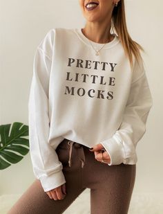 Aesthetic Sweaters, Sweatshirt Model, Sweatshirt Mockup, Gildan Sweatshirts, Simple White, Oversized Sweatshirt, White Sweatshirt, Mock Up, Hen