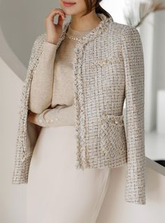 Chanel Jacket Outfit, Tweed Jacket Outfit, Tweed Fashion, Chanel Style Jacket, Chanel Coat, Jacket Outfit Women, Elegant Outfit Classy, Chanel Jacket, Outfits Petite