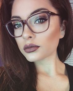 No mundo da Lari: Inspire-se: 5 maquiagens para quem usa óculos Makeup With Glasses, Ultra Beauty, Fashion Make Up, Hacks Beauty, Dark Lipstick, Elegant Beauty