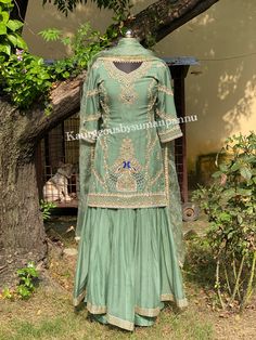 Jaggo Lengha, Jaggo Outfit, Simple Bridal Makeup, Mehandi Dress, Handwork Ideas, Velvet Suit Design