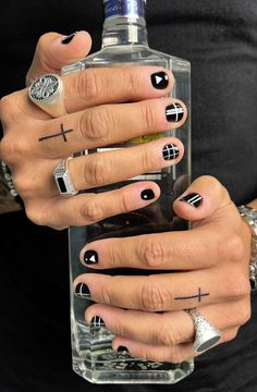 Manicura masculina Dark Satanic, Black And White Nail, Rings And Necklaces, Retro Nails, Nagellack Trends, Hippie Nails, Hello Nails