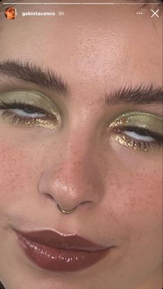 maquiagem verde indiecore sardas fake inspo Artsy Makeup, Funky Makeup, Dope Makeup, Cute Makeup Looks, Gorgeous Makeup, Makeup Eyeliner, Pretty Makeup, Cute Makeup, Aesthetic Makeup