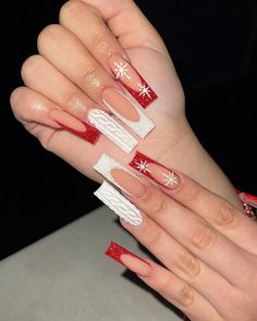 Christmas Nails Acrylic Red And White, Nails 2023 Christmas Red And White, Red Nail Inspo Christmas, Nail Inspo 2023 Christmas, Red White And Gold Christmas Nails, Red Christmas Nails Baddie, Christmas Nails Medium Coffin, Christmas Nail Sets Simple, Christmas Nail Art Coffin