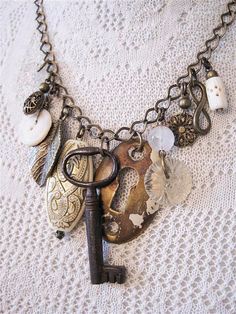 Altered Art Jewelry, Found Object Jewelry, Key Key, Old Key, Junk Jewelry, Vintage Jewelry Crafts, Chic Necklace, Repurposed Jewelry, Assemblage Jewelry