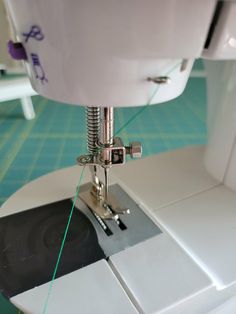 the sewing machine is stitching through the threads on the quilter's edge