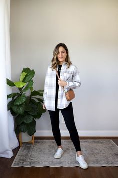 Capsule Wardrobe Street Style, Mom Jeans Outfit Casual, Pullover Sweaters Outfits, Comfy Spring Outfits, Outfits Leggins, Workwear Capsule, Conservative Fashion, Ideal Closet, Modest Clothes