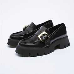 New 7,5(38) Black Platform Loafers With Metal Feet, Black Closed Toe Platform Loafers With Metal Feet, Black Loafers With Metal Pin Buckle For Fall, Trendy Black Loafers With Leather Sole, Black Loafers With Metal Feet For Office, Black Slip-on Loafers With Buckle Closure, Pointed Toe Loafers With Metal Pin Buckle For Work, Workwear Pointed Toe Loafers With Metal Pin Buckle, Black Loafers With Buckle Closure And Round Toe