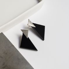 The silver and black personalizable earrings are a simple way to have two or three earrings in only one. The way to get them is as follows: Right here you get your first earrings, formed by a triangular silver piece attached to a plexiglas piece. You can select the black plexiglas piece : Triangle, semicircle, rectangle and long rectangle. And that's it. You already have your first earrings. When you want change to another color (red, green or blue) or another shape, go back to the shop and look First Earrings, Ear Jacket Earring Gold, Three Earrings, Earrings Punk, Architectural Jewelry, Abstract Earrings, Unusual Earrings, Triangle Studs, Tiny Stud Earrings