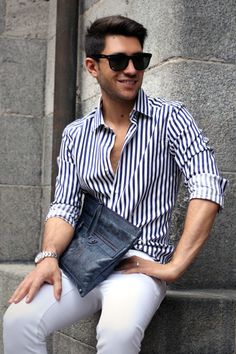 No me gustó el look, pero el clutch lo amé. Vertical Striped Shirt Outfit, Outfits With Striped Shirts, Vertical Striped Shirt, Shirt Outfit Men, Herren Style, Dapper Style