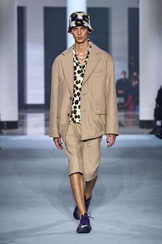 Lanvin Spring 2022 Ready-to-Wear Fashion Show Collection: See the complete Lanvin Spring 2022 Ready-to-Wear collection. Look 10 Lanvin Menswear, School Dress Code, Fashion Week Trends, Louis Vuitton Collection, School Dresses, Man Fashion, Spring Summer 2022, Runway Trends