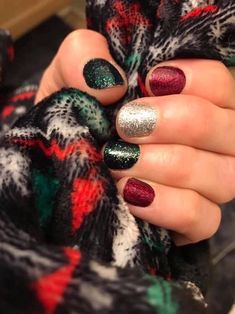 Green And Red Nails, Green And Red Christmas Nails, Red And Green Christmas Nails, Holiday Nail Art Ideas, Bright Manicure, Winter Manicures, Lash Kit, Nail Color Combos