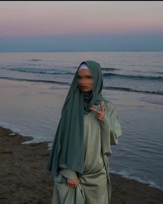 Modest Wardrobe, Hijabi Outfit, Stile Hijab, Modest Fashion Hijab, Beach Photography Poses, Muslimah Aesthetic, Muslimah Fashion Outfits, Muslimah Fashion, Abayas Fashion