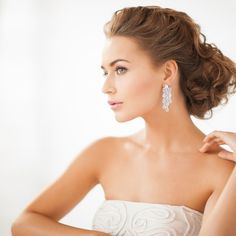 elegant wedding updo with chandelier earring Classy Updo Hairstyles, Classy Updo, U Shaped Hair, Braut Make-up, Bridal Hair Clip, Wedding Hair Clips, Retro Hairstyles, Bridal Hair Pieces, Bridal Beauty