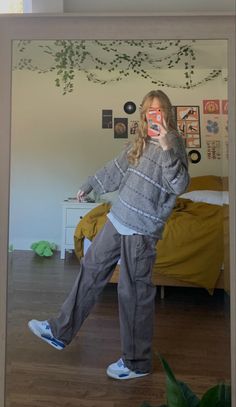 Cool Outfits With Cargo Pants, Sweaters With Cargo Pants, Baggy Cargo Pants Aesthetic, Girl Cargo Pants Outfits Street Styles, Grey Carpenter Pants Outfit, Outfit Ideas For Cargo Pants, Grey Cargo Pants Outfit Aesthetic, How To Style Grey Parachute Pants, Styling Grey Cargo Pants