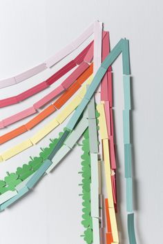 several strips of colored paper are arranged in the shape of an alligator's tail