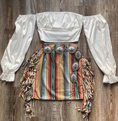 Western Outfits Women Fall Party, Jaripeo Skirt Outfits, Vaquera Outfit Mexican With Skirt, Vaquera Outfit Skirt, Cute Mexican Cowgirl Outfits, Nfr Outfits For Vegas Cowgirl Fashion, Weatern Tooled Skirt, Fancy Western Outfits, Surprise Dance Outfits