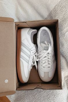 Clean Girl Shoes, Shoes For College, Adidas Samba Shoes, Adidas Samba Outfits, Samba Outfit Ideas, Samba White, Samba Outfits, Platform Tennis Shoes, Jean Beige