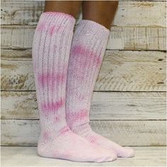 hooters socks tie dyed pink diy cute  cotton best quality - Catheirne Cole Atelier Pink Slouch Socks, Hot Summer Looks, Soft Clothing, Tie Dye Socks, Slouch Socks, Tie Dye Fashion, Women Tie, Tie Dye Colors, Tie Dye Cotton