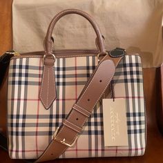 Authentic And New Burberry Ballington Tote In Honey/Tan. No Scratches Or Stains Or Flaws Noted. Bought From Nordstrom, But Never Been Used, Just Sitting In My Closet. Smoke Free Home. Comes With Dust Bag, And Adjustable Strap. Still Has The Tag That It Comes With. Burberry Handbags Aesthetic, Burberry Bags Handbags, Burberry Fragrance, Burberry Tote Bag, Canvas Beach Tote, Burberry Purse, Bucket Tote Bag, Burberry Tote, Purse Essentials