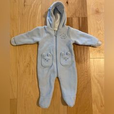 So Cute And Adorable! Pristine And No Flaws! Nwot And Never Worn. This Little Fleece Onesie By Little Wonders Is On Soft Blue Is So Snuggly And Cute! Hand And Foot Covers And A Little Hood With Ears! Front Little Pockets And Front Zipper. Very Warm And Soft! From A Smoke Free Home Ships Within One Business Day Measures: 22 Inches Total In Length From Shoulder Area To Bottom Of Foot Cute Blue Winter Onesie, Light Blue Long Sleeve Onesie For Playtime, Blue Hooded Onesie For Winter, Blue Hooded Winter Onesie, Blue Cotton Hooded Onesie, Cute Bodysuits, Footie Pajama, Blue And White Style