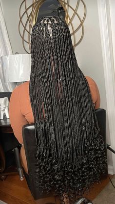 Singles Box Braids With Curls, Noteless Braids Black Long, Long Black Knotless Braids With Curls, Long Small Box Braids With Curly Ends, Small Knotless With Curls At The End, Small Braids With Curls At The End, Medium Large Knotless Box Braids With Curls, Knotless Box Braids Small With Curls, Smedium Knotless With Curled Ends