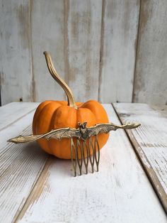 Bat hair comb. This is a fun vintage style bat hair comb available in an antiqued silver or antiqued brass. This highly detailed bat charm is securely set upon a hair comb. This vampire bat hair clip is perfect for your October wardrobe. A fantastic hair clip for Halloween! The bat charm measures approx 120mm x 16mm. (4 3/4 inches by 1/2 inch). These components are all individually handmade so there may be some variance in color of the bat charms. PLEASE NOTE: ►There are NO returns on hair acces October Wardrobe, Steampunk Hair, Steampunk Hairstyles, Bat Jewelry, Vintage Hair Combs, Victorian Goth, Vintage Witch, Vampire Bat, Halloween Bat