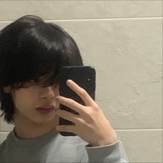 Short Hair Tomboy, Mirror Picture, Pretty People, Okay Gesture, Boy Or Girl, Short Hair Styles, Long Hair Styles, Mirror, Hair Styles