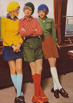 On the 'to wear' list of the early 70's: berets, knee-high socks, mini skirts, blouses in browns, greens, and yellows. Late 50s Fashion, 70s Modern Fashion, Modern 70s Fashion, 1972 Fashion, 70s Fashion Magazine, Colorful Photoshoot, Decades Fashion, Mode Editorials, Fashion 1970s