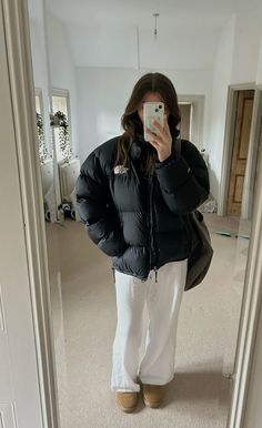 Winter Outfits Puffy Jacket, Winter Fits Puffer Jacket, White North Face Gilet Outfit, Uggs Outfit Aesthetic Winter, Montreal Outfits Winter, Cute Puffy Jacket, North Face Puffer Vest Outfits For Women