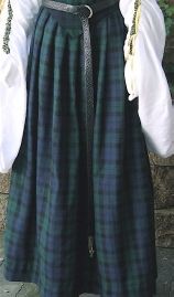 TARTAN HIGHLAND SKIRT Wool blend in Blackwatch (pictured) or Royal Stewart. Scottish Dress For Women, Outlander Crochet, Modest Costumes, Clan Stewart, Irish Clothing, Ren Fest