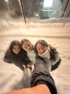 Snow With Friends Aesthetic, Christmas Picture Instagram, Friend Snow Pictures, Winter Fun Aesthetic, Christmas Poses For Friends, Winter With Friends Aesthetic, Things To Do In Winter With Friends, Christmas Pictures With Friends, Winter Aesthetic Friends