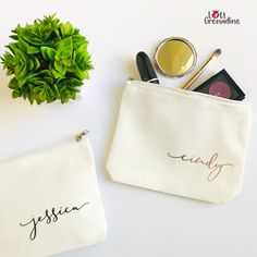 Here is a personalized gift that will always be appreciated: a make-up bag (or other small things to slip on). The font used will add a nice touch of femininity. Perfect for all women and all occasions: party, bridesmaid proposal, little attention, hostess gift, Christmas stockings ... 2 possible customization colors: - Rose Gold - black Initial can be in lowercase (as most of the pic) or uppercase. The format is compact: Length: 16cm or 6 1 / 4in Height: 11cm or 4.5in Depth: 3 cm or 1 1/4 in Be Personalized White Zipper Pouch Cosmetic Bag, Personalized Rectangular Cosmetic Bag Gift, Boho Birthday Party, Diy Sewing Gifts, Christmas Stocking Gifts, Teenager Gifts, Boho Birthday, Toiletry Storage, Sewing Gifts