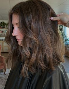 Short Brown Hair Fall, Mid Shoulder Haircut, One Length Medium Haircut, Dark Hair Balayage Short, Neutral Medium Brown Hair, Long Brunette Bob, Mid Length Balayage Hair Brunettes, Dimensional Brunette Short Hair, Lob Haircut Brunette