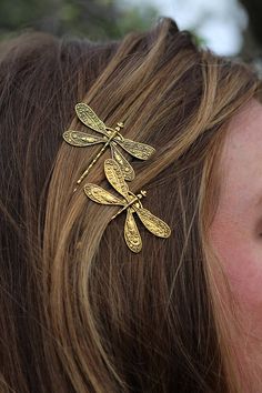 This set of two gold dragonfly hair clips are a must have accessory. Wear them signally or together. Wear your hair up or down, messy or straight with these clips. They will complete any look! This listing is for one pair of Gold Colored Dragonfly Bobby Pins. (Two Dragonfly Bobby Pins) Vintage Accessories Jewelry, Bijoux Art Nouveau, Dope Jewelry, Bobby Pin, Funky Jewelry, Jewelry Lookbook, Girly Jewelry, Dream Jewelry, Jewelry Inspo