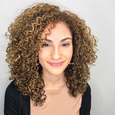 Type 3 Curly Hair, 3 Curly Hair, Bangs Curly Hair, Celebrity Short Hair, Flattering Hairstyles, Hairstyle Youtube, Swept Bangs, Curly Haircuts, Shampoo For Curly Hair