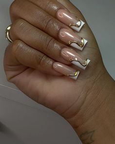 Short Gold And White Nails, Gold With White Nails, Short Birthday Acrylic Nails, White And Gold Swirl Nails, White And Green Nail Designs, White And Gold Birthday Nails, White And Gold Nails Short, Gold And White Nail Designs, White And Gold Nail Ideas