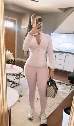 Athleisure Outfits Pink, Lululemon Outfit Black Women, Baddie Airport Outfits, Athleisure Outfit Ideas, Lululemon Set, Outfit Fitness, Gymwear Outfits, Lululemon Outfits, Fitness Wear Outfits