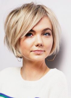 Short Hair 40, Androgynous Haircut, Wedge Haircut, Chin Length Haircuts, Side Bangs Hairstyles, Fun Hair, Short Hair Styles Easy