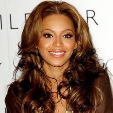 Beyonce looks gorgeously glamorous in these thick glossy waves Beyonce Wig, Beyonce Hair, Celebrity Wigs, Women Hairstyles, Brown Hair Colors, Hair Dos, Weave Hairstyles, Wavy Hair