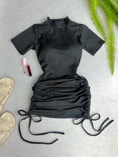 Este elegante vestido tubinho de gola e manga curta combina sofisticação e conforto. Fabricado com uma mistura de poliéster e elastano, oferece um ajuste perfeito e liberdade de movimento.  Possui bojo para um suporte adicional. Este vestido é ideal para qualquer ocasião, proporcionando estilo e confiança em cada passo.Vestido Tubinho Manga Curta Com Regulagem Com Gola Preto Casual,Festa  Manga Curta  Simples Bodycon Elasticidade alta,Elasticidade Média Todos Women Clothing, size features are:Bust: ,Length: ,Sleeve Length: Skateboarding