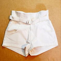 H&M Off-White Folded High-Waisted Paper Bag Short With Pockets Size:14. Nwt High Waisted Paperbag Shorts With Removable Belt, Snap Button And Zip-Up Closure. 2 Front And 2 Back Pockets. Measurements Layed Flat: Waist: 16" Inseam:1.5" Rise: 13.5" Smoke Free Home ...... Reasonable Offers Are Welcome....... Questions?? Leave A Comment Below!!! ******Thanks For Stopping By ****** White Cotton Shorts With Paperbag Waist, White Cotton Paperbag Waist Shorts, Chic White Paperbag Waist Shorts, White Belted Bottoms For Summer, Trendy White Bottoms With Belt, Chic White Bottoms With Belt, Trendy White Paperbag Waist Bottoms, Casual White Bottoms With Belt, White Short Bottoms By H&m