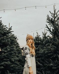 15 Winter Instagram Ideas That Are #Goals - Society19 Birthday Photoshoot Ideas For Women, Photoshoot Ideas For Women, Simple Christmas Outfits, Winter Shots, Trendy Photos, Christmas Instagram Pictures, Birthday Photoshoot Ideas