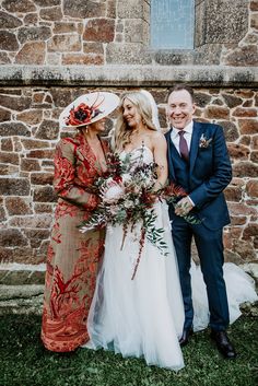 Mother of the bride outfit. Long striking coat in brown with red tree of life motif. Unique outfit. Groom Wedding Outfits, Hats With Flowers, Bride Outfit Ideas, Bride Hats, Mother Of The Bride Hats, Winter Wedding Outfits, Evening Coat, White Veil, Wedding Coat