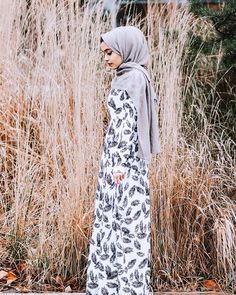 2,624 Likes, 27 Comments - Taslim R (@taslim_r) on Instagram: “Monochrome Love this coat, hijab and white top from @inayahc Use my code TRxINAYAH15 to get 15%…” Muslimah Outfit, Abaya Style, Hijabi Outfits, Arab Fashion, Hijabi Fashion, Muslimah Fashion