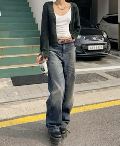 Grunge Fall Outfits 90s, Casual Warm Fall Outfits, Waistcoat Outfit Aesthetic, Fall Grunge Outfits 90s, Women's Grunge Fashion, How To Layer Outfits, Realistic Outfits, Walking Down The Street, Downtown Outfits