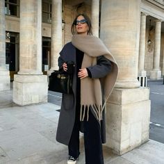 #fashion #winter #trending #trendingnow #sofiarichiestyle #haileybieberstyle #trenchcoat #autumn #winteroutfit #coldweatherstyle #itgirl #outfitoftheday #vibes #style Nyc Outfits, Classy Winter Outfits, Europe Outfits, Winter Fashion Outfits Casual, Cold Outfits, Looks Party, Outfits Winter