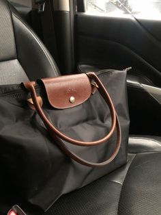 Black Longchamp Bag Outfit, Grey Longchamp, Black Longchamp Bag, Longchamp Le Pliage Black, Longchamp Bag Outfit, Long Champ Bag, Longchamp Outfit, Longchamp Medium, Outfit Basic