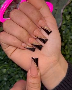 Black And Gold French Tip Nails Square, Black And Gold Glitter Nails Acrylic, Black And Gold Acrylic Nail Designs, How To Do French Tips Nails, Gold And Black Nails Acrylics, New Years Nails Simple, Black And Gold Nails Design, Black And Gold Nails Acrylic, Black And Golden Nails